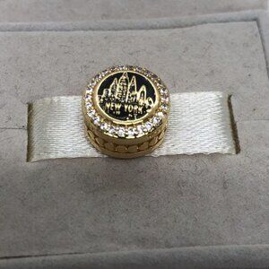 🔥🔥Pandora New York City Exclusive Round Moments Charm